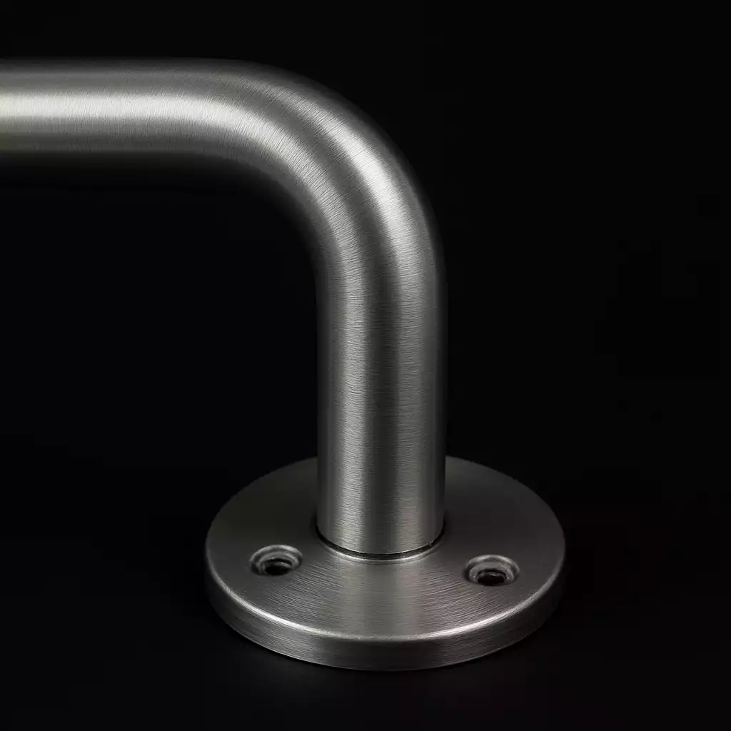Corrimão de aço inox fixado na parede por flange