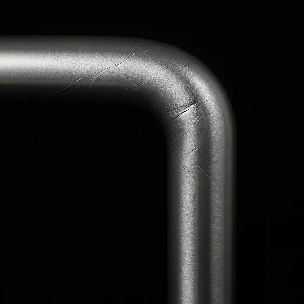 Textura de aço inox escovado em curva de tubo