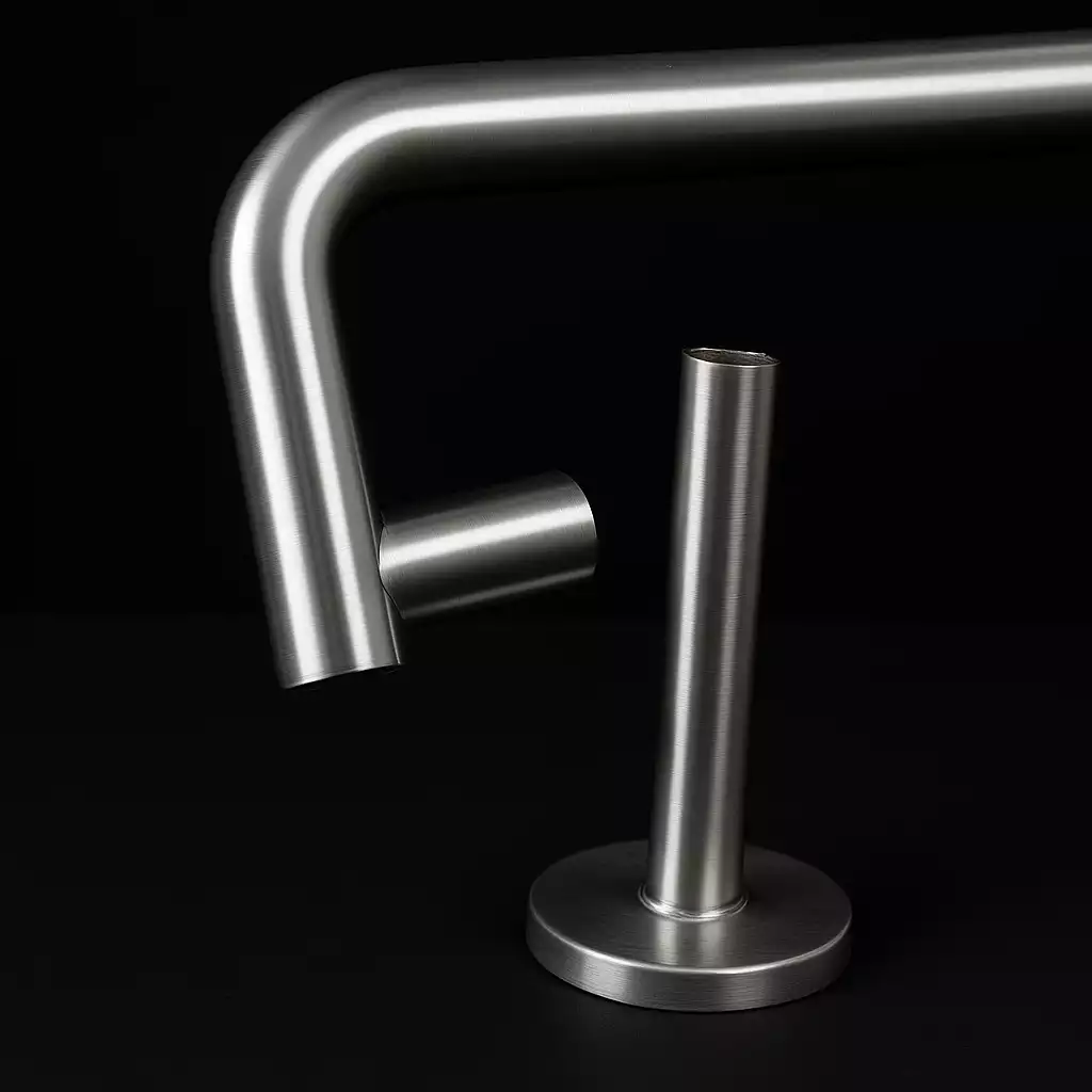 Detalhe de tubos e terminais de aço inox