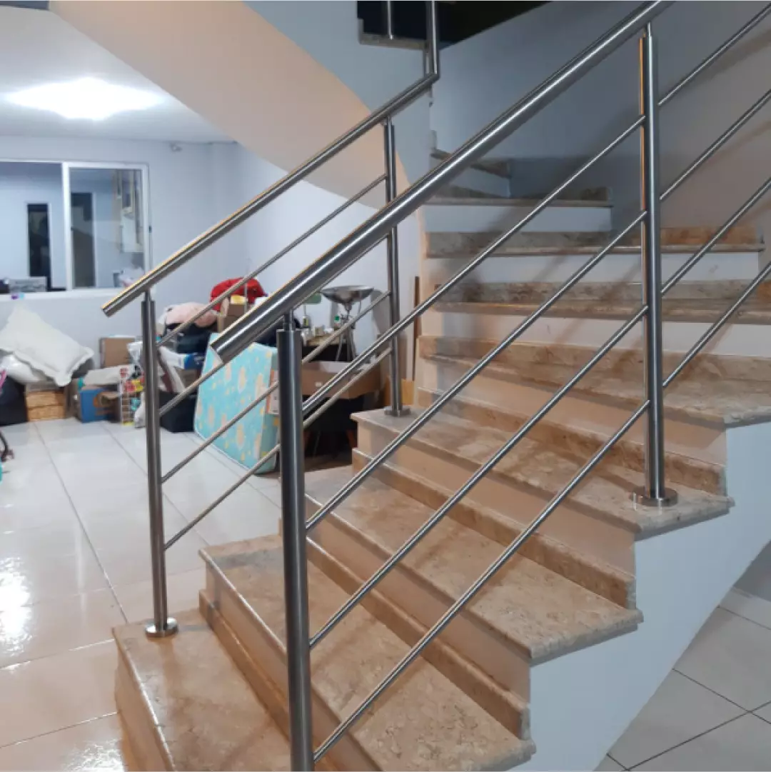 Corrimão de aço inox em escada de mármore com montantes