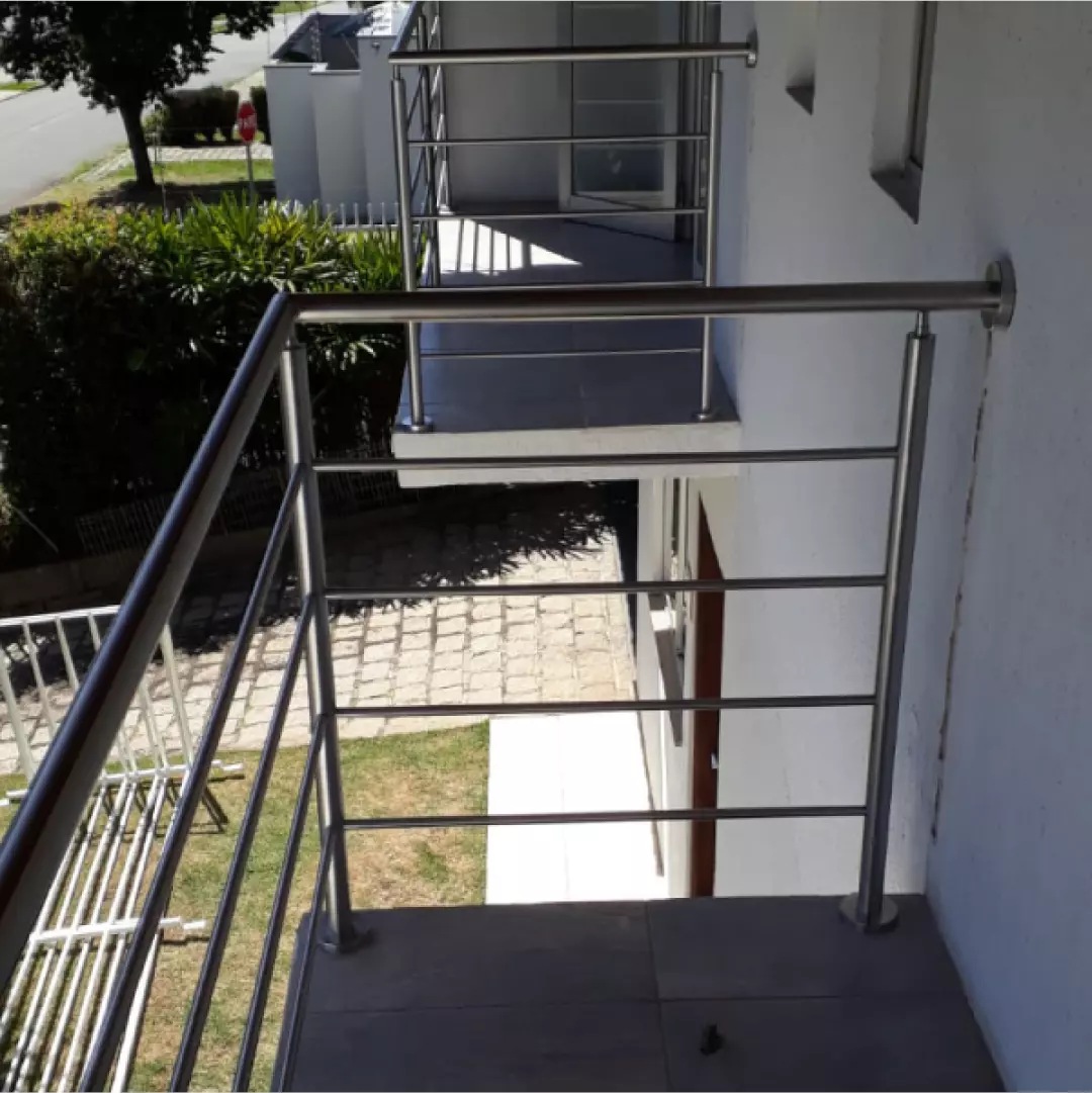 Corrimão de aço inox com passa-mão contínuo em escada