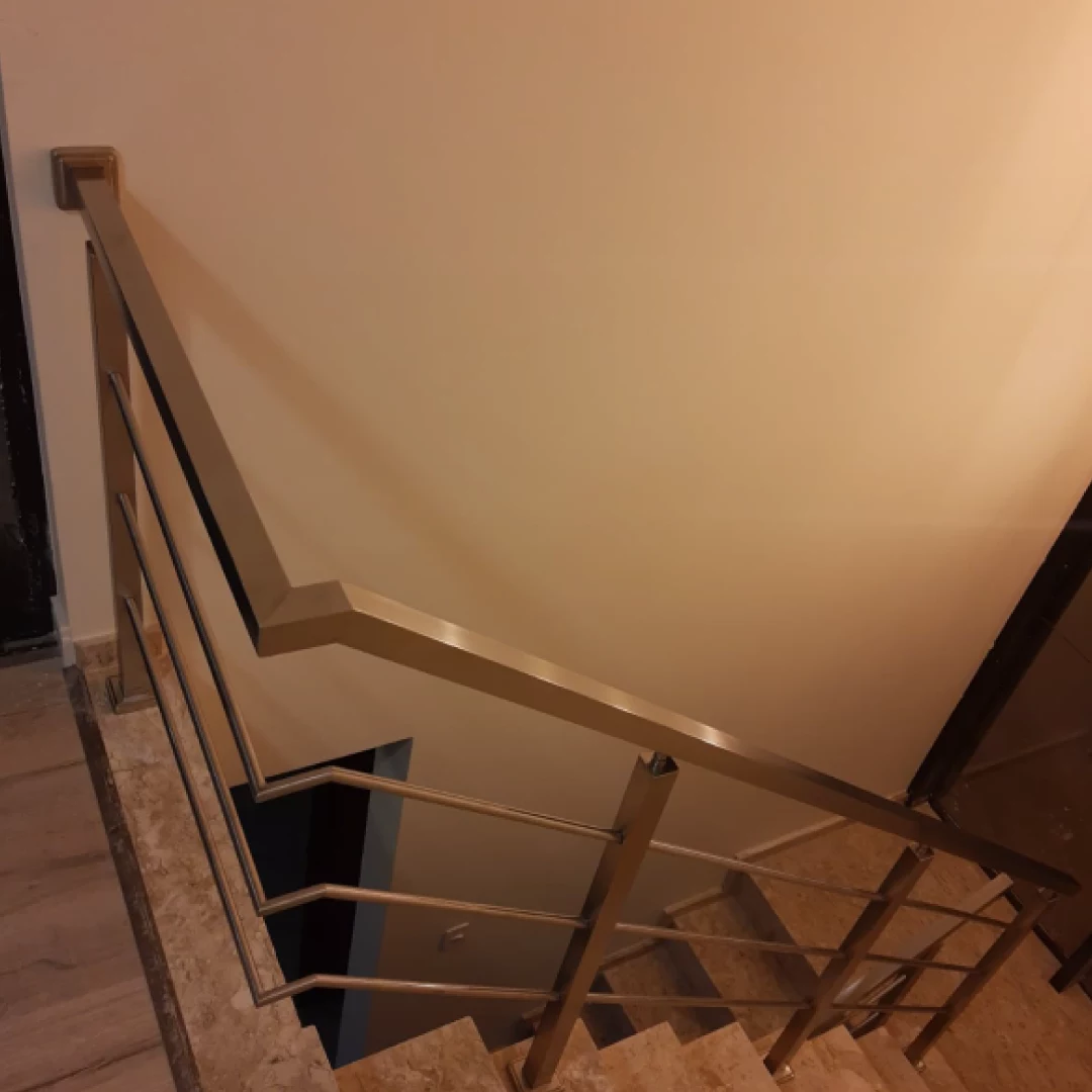 Guarda-corpo de aço inox instalado em área elevada